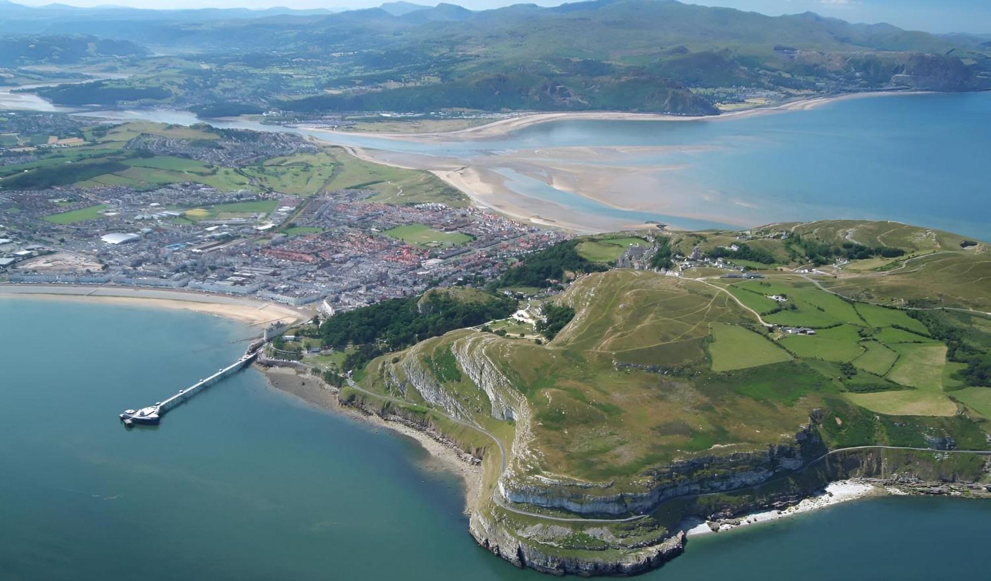 Seaside Solace 2Br With Scenic Coastline Views Llandudno Zewnętrze zdjęcie